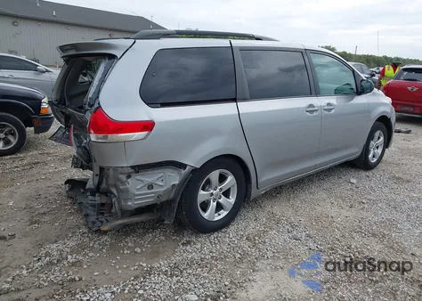 2013 Toyota Sienna Le V6 8 Passenger z USA, uszkodzony, nr VIN 5TDKK3DC5DS348078